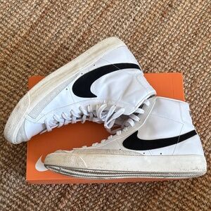 Nike White and Black Blazer Mid ‘77 Vintage
